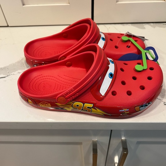 Lightning McQueen CROCS - Picture 3 of 7